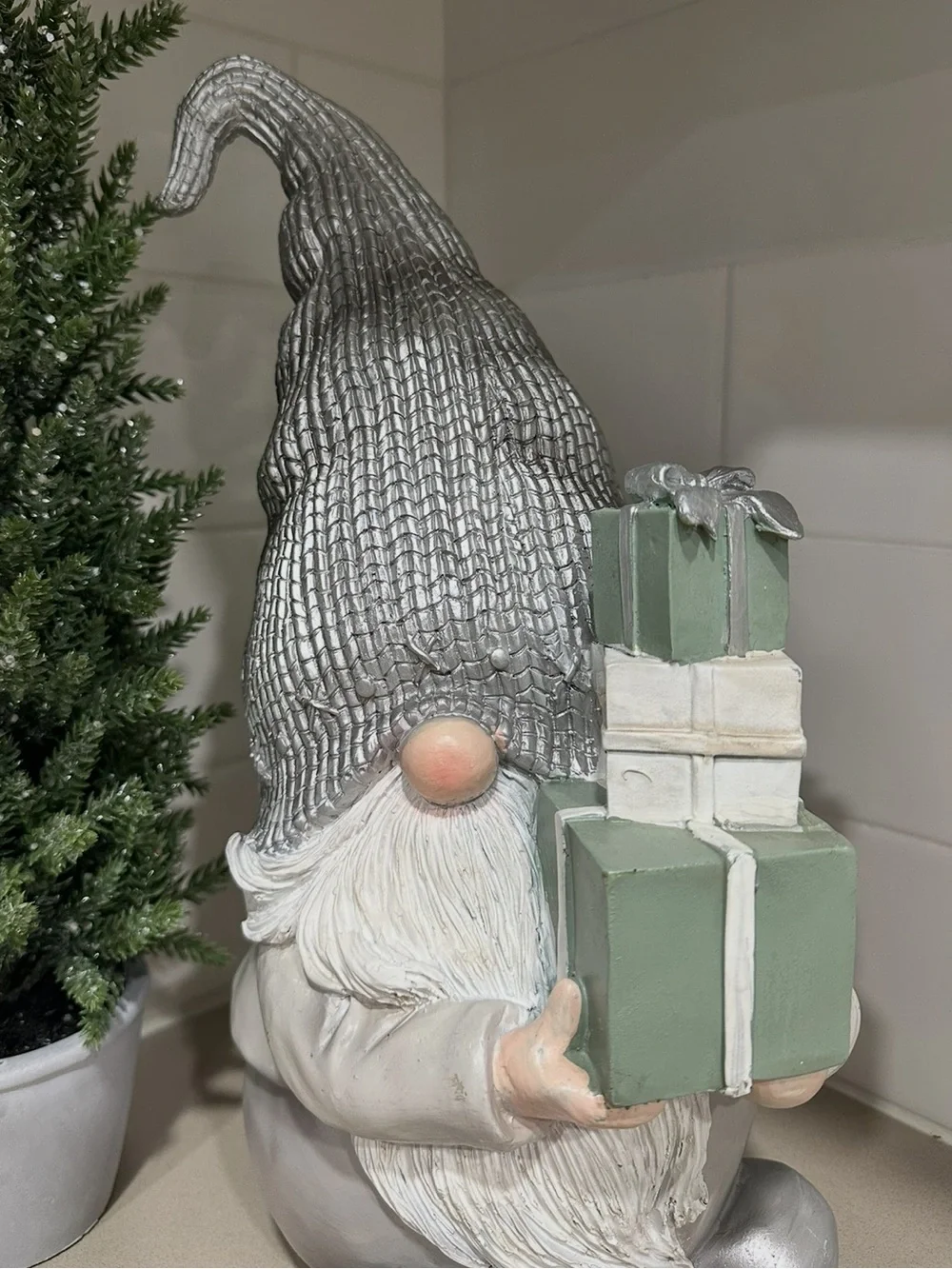 🆕 Christmas Gnome with Presents - Resin Holiday Decor!